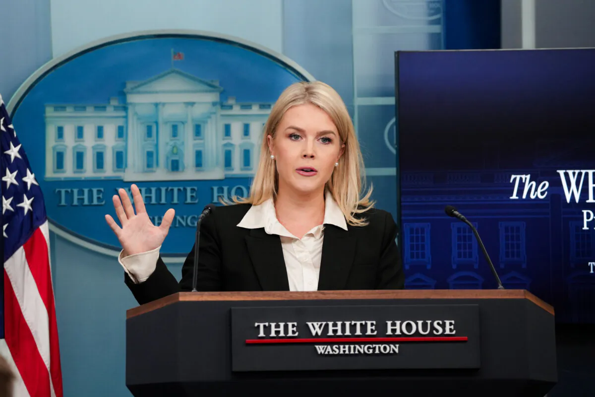 White House press secretary Karoline Leavitt speaks to reporters at the White House in Washington on May 22, 2025. (Madalina Vasiliu/The Epoch Times)