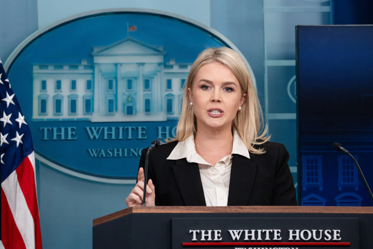 White House press secretary Karoline Leavitt speaks to reporters at the White House on May 22, 2025. (Madalina Vasiliu/The Epoch Times)