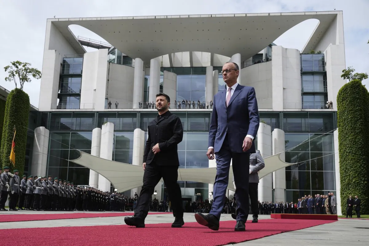 German Chancellor Friedrich Merz (R) welcomes Ukrainian President Volodymyr Zelenskyy during an official military reception at the chancellery in Berlin on May 28, 2025. (Markus Schreiber/AP Photo)