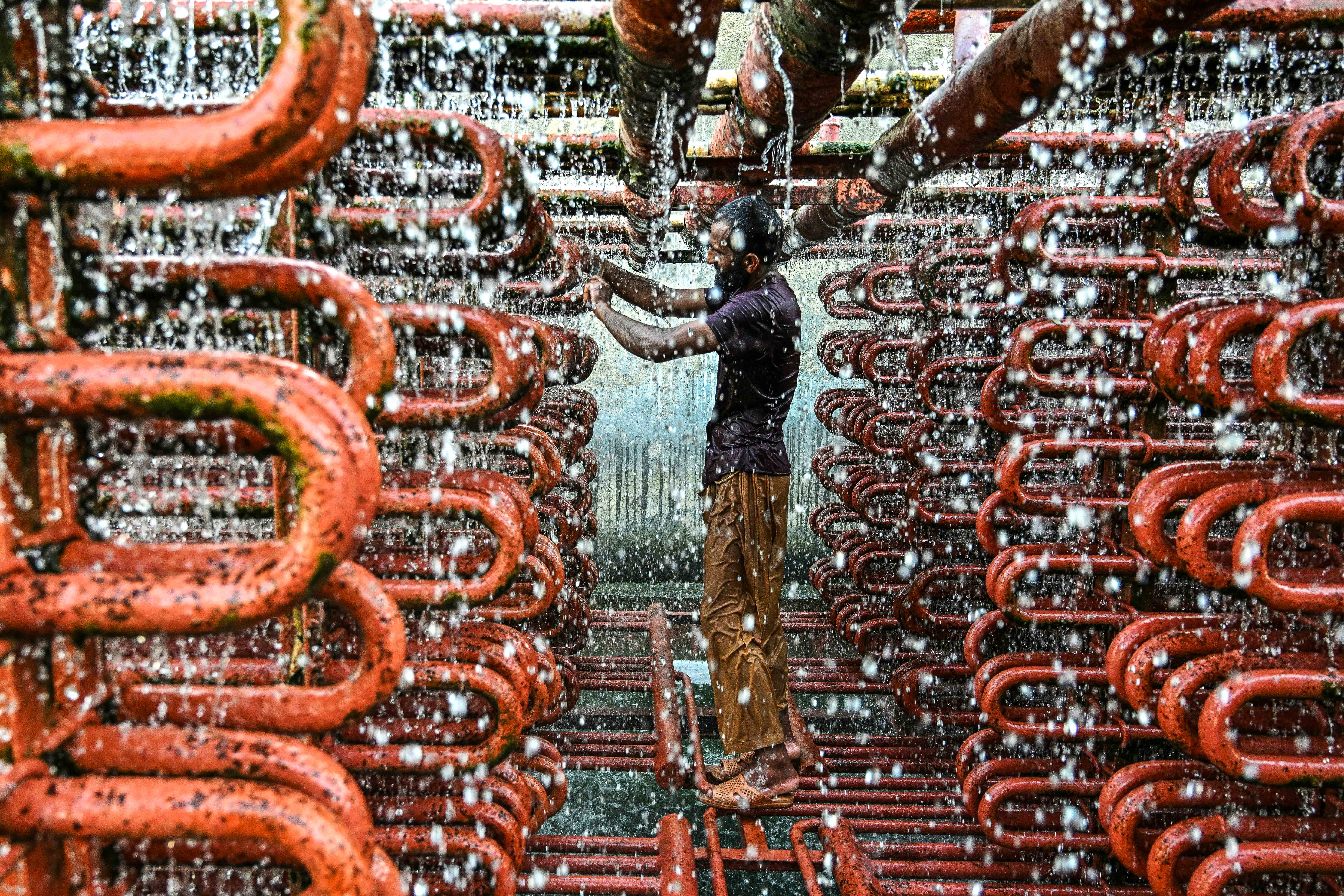 Day in Photos: Ice Factory, Patrol Plane Crashed, and Royal Agricultural Show
