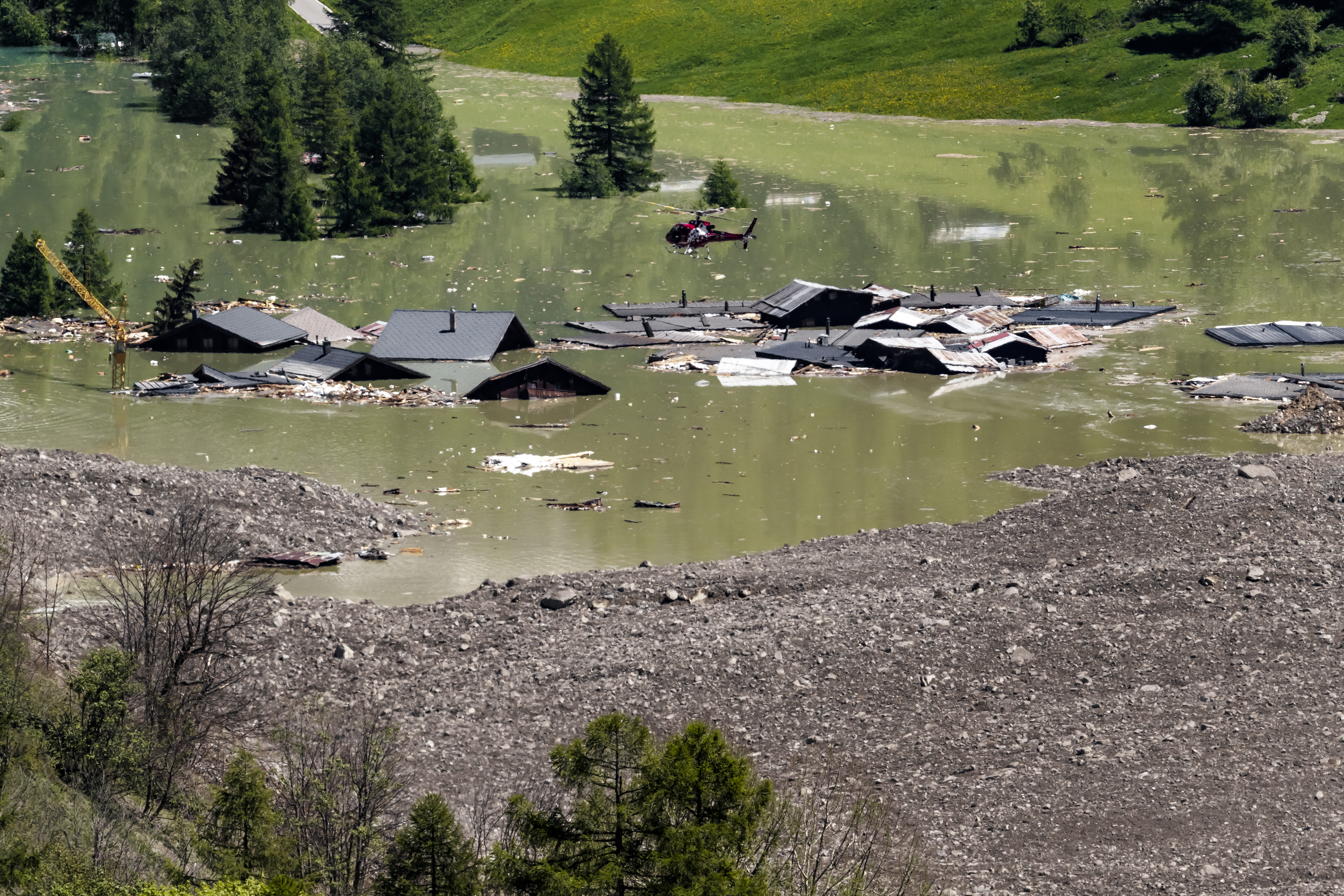 Day in Photos: Collapsed Glacier, Landslide on Excavation Site, and Last Day of Underground School