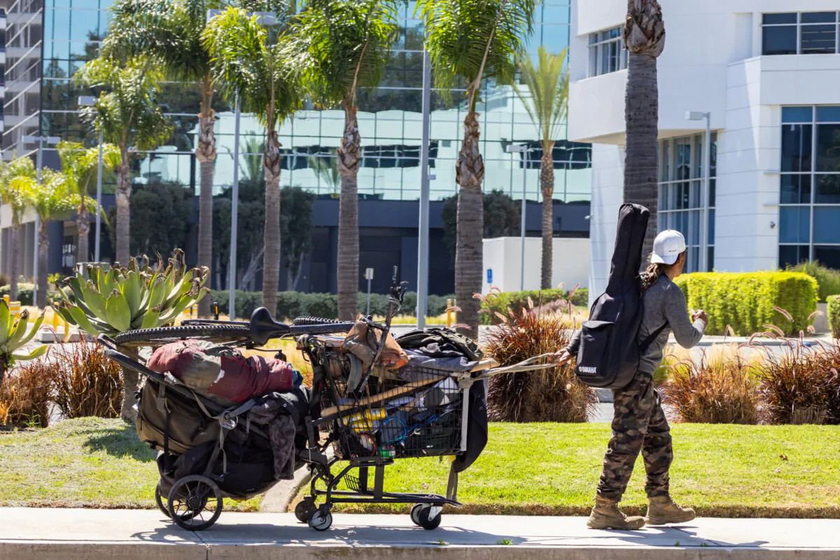 A homeless man pulls his belongings in Los Angeles on May 30, 2025. (John Fredricks/The Epoch Times)