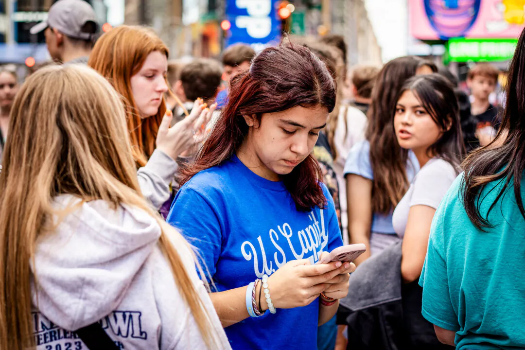 Compulsive Phone Use Triples Suicide Risk in Teens: Study