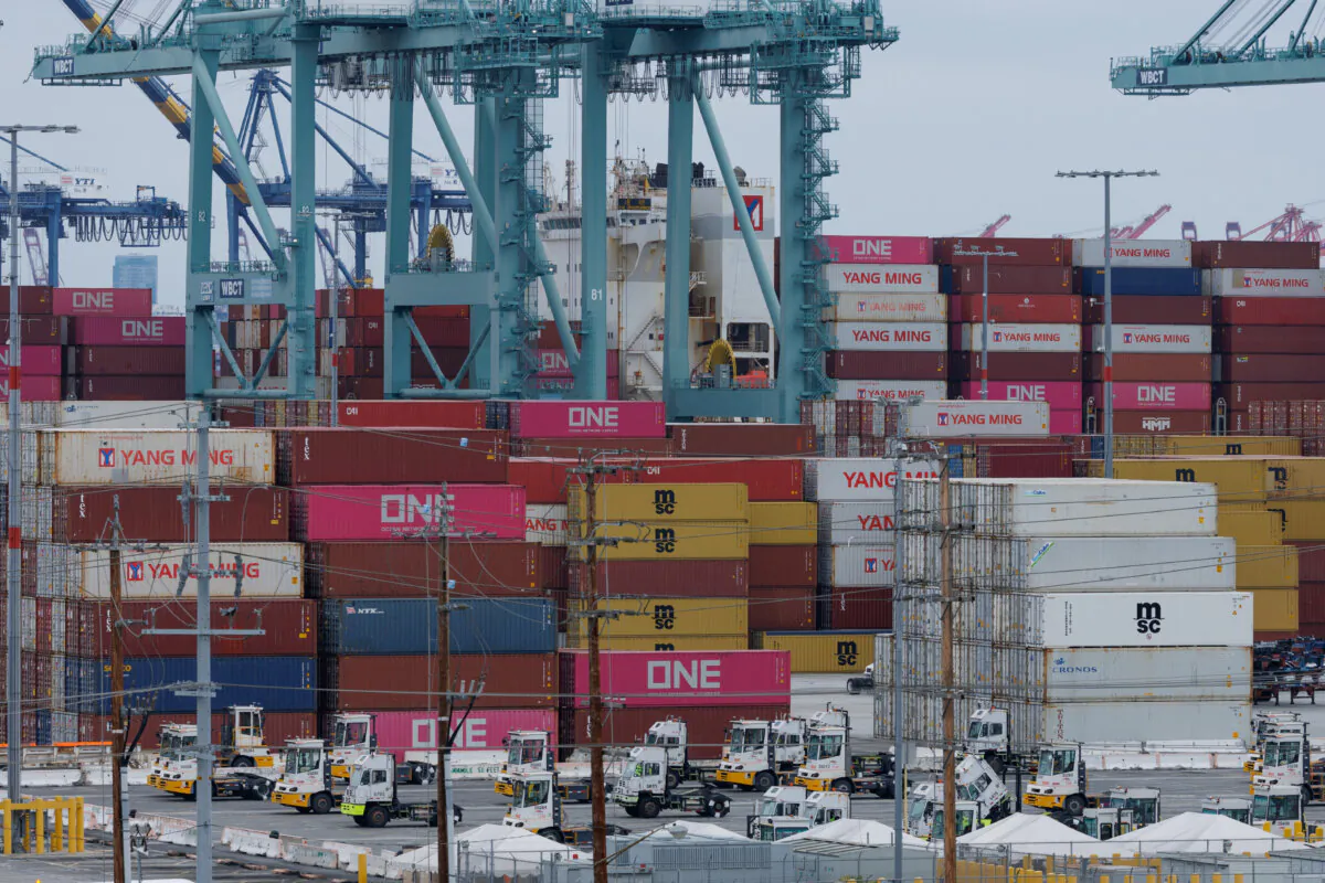 A container ship is unloaded at the Port of Los Angeles, in San Pedro, California, U.S., May 1, 2025. REUTERS/Mike Blake