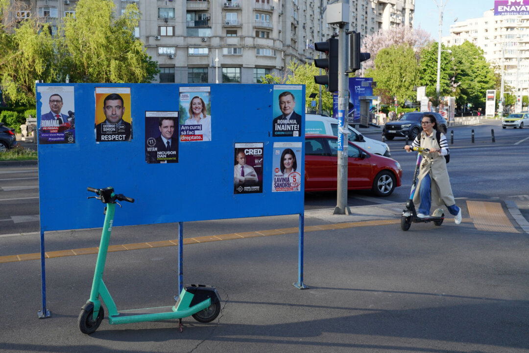Romanians Gear Up for Presidential Run-Off thumbnail