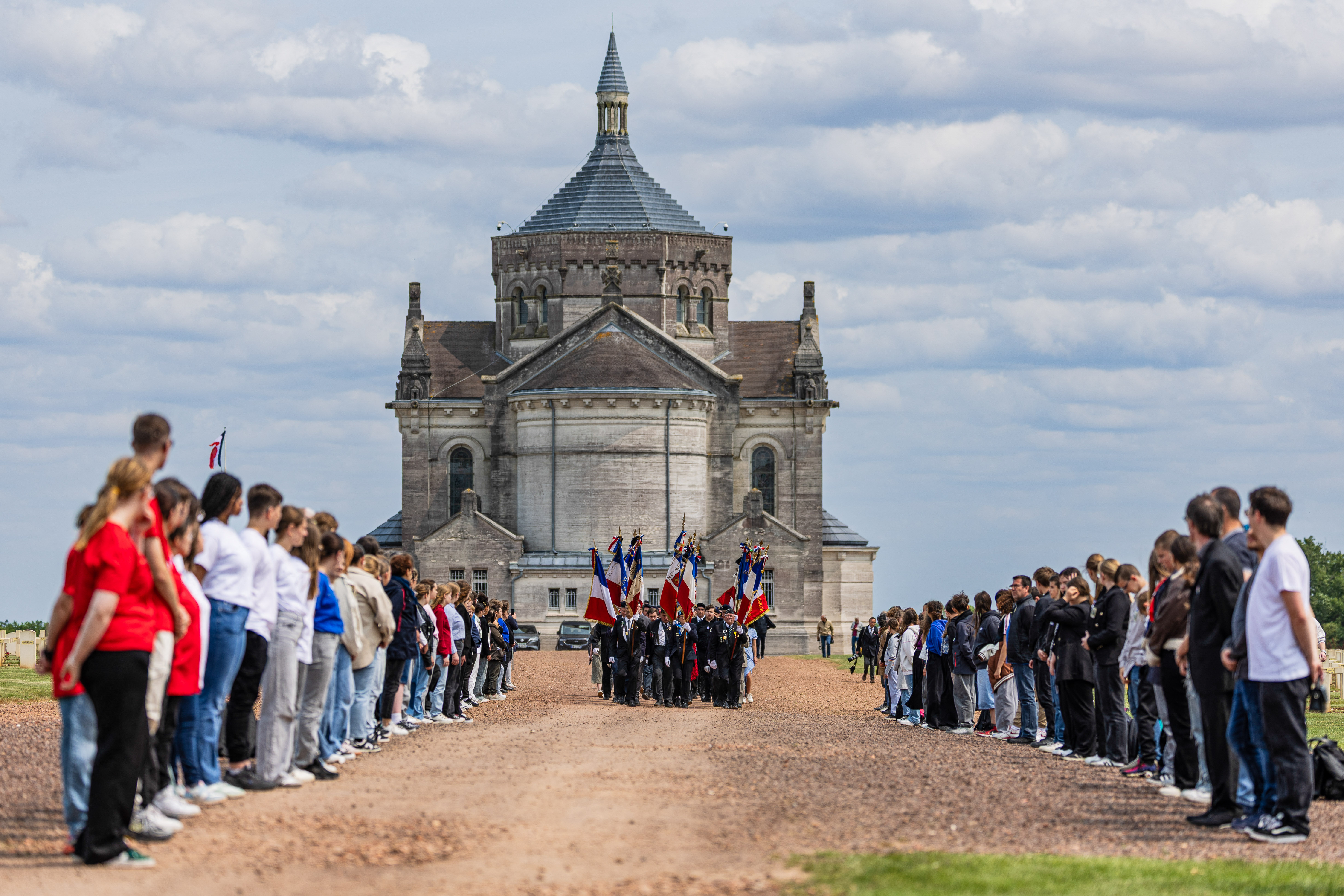 Day in Photos: Burial of Soldiers of the First World War, Prison Escape in Pakistan, and Princess Diana’s Clothing Auction