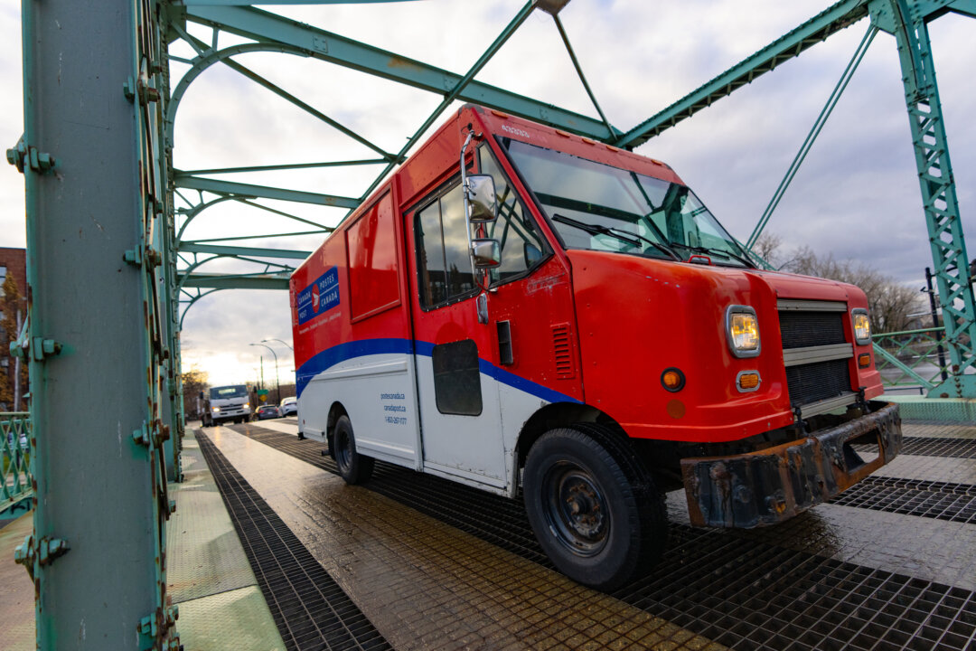Canada Jobs Minister Urges Canada Post, Union Back to Negotiations