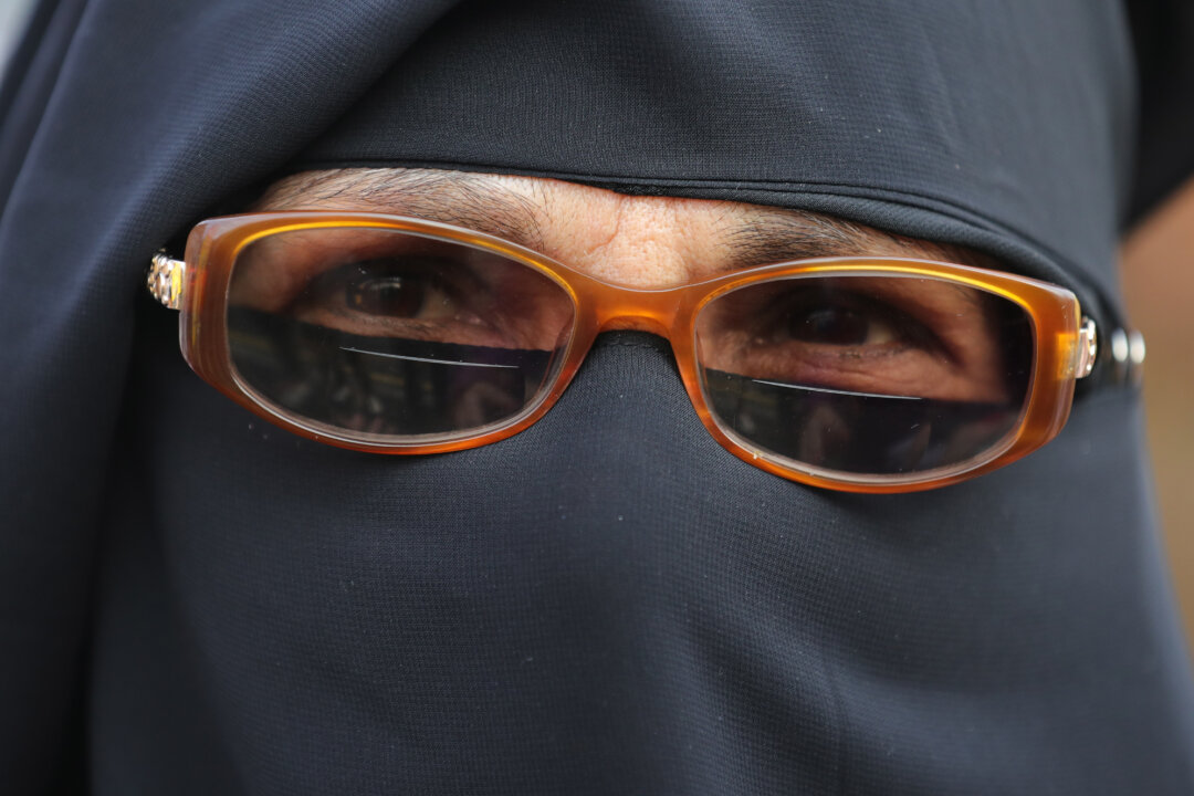 Calls to Ban Burqas in the UK Rekindle Debate Over Religious Freedom and Public Safety thumbnail