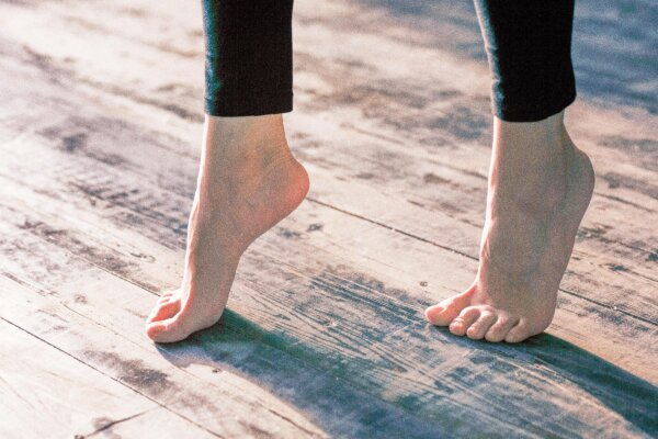 Say Goodbye to Heavy Legs: 6 Simple Exercises to Reduce Swelling After Sitting All Day