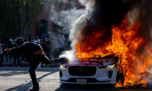 Los Angeles Police Order Protesters to Go Home; US and China Holding Trade Talks in London
