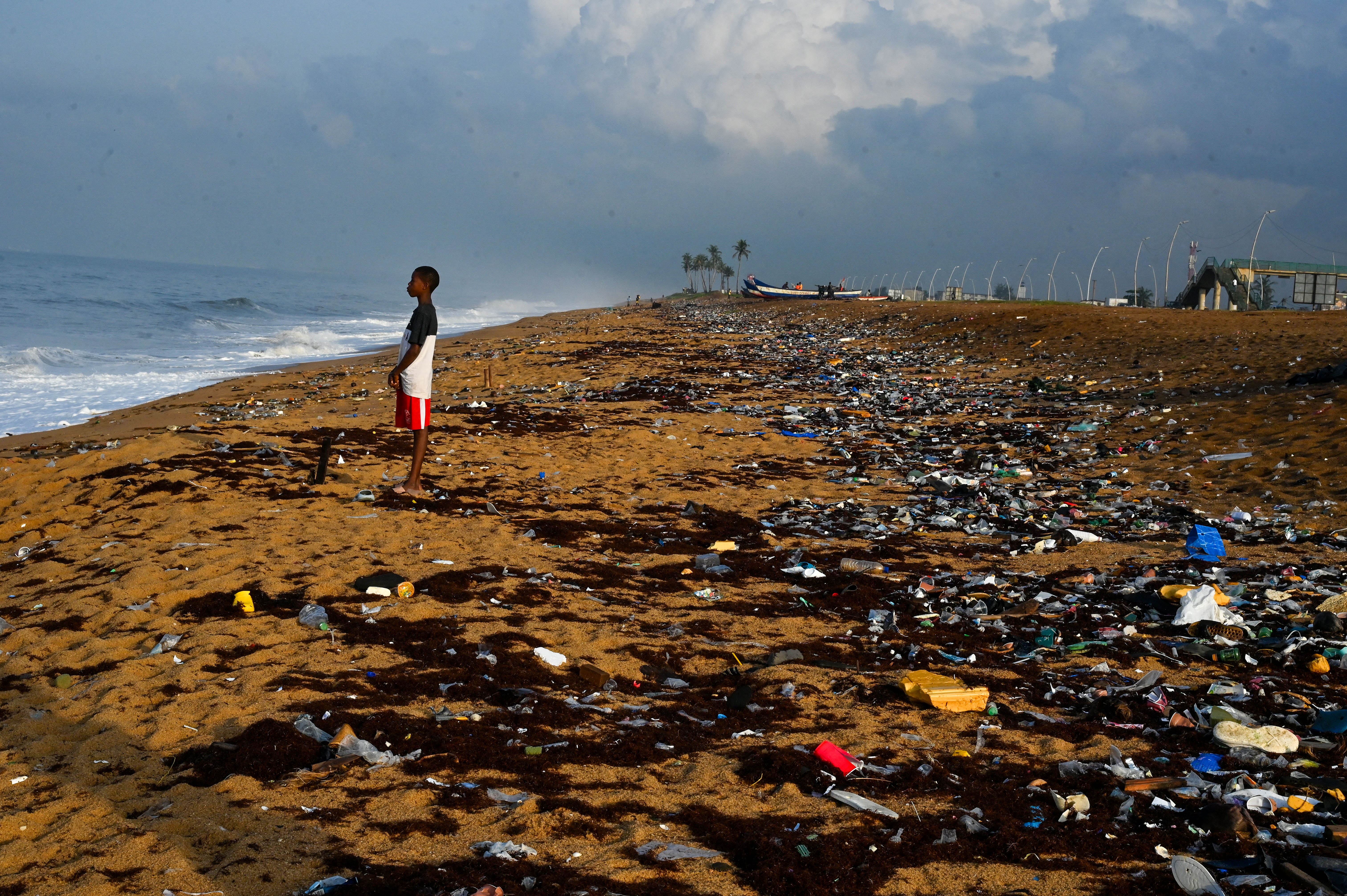 Day in Photos: Pollution on the Ivory Coast, Forest Fires in Israel, and Elephant Island