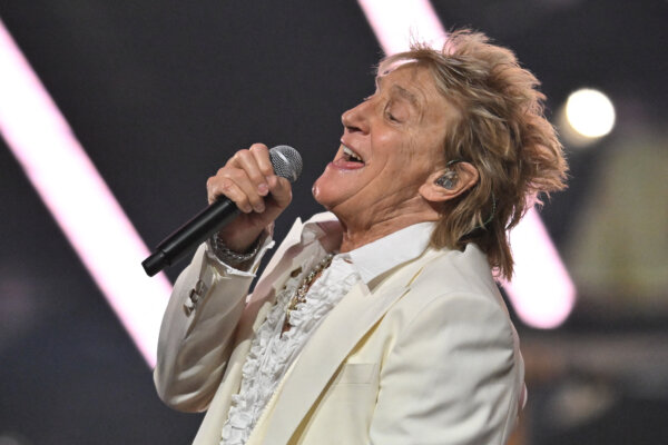 Rod Stewart Pauses Utah Performance After Experiencing Onstage Health Scare