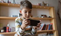 Heavy Screen Use and Problematic Behaviors Feed Into Each Other, Study Finds