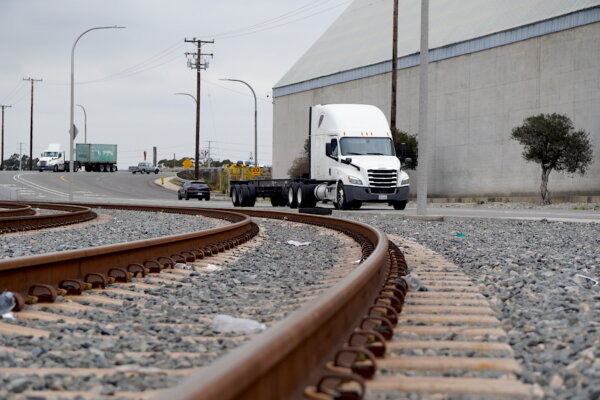 Trump: All Medium, Heavy Duty Trucks Entering US Will See 25 Percent Tariff on Nov. 1