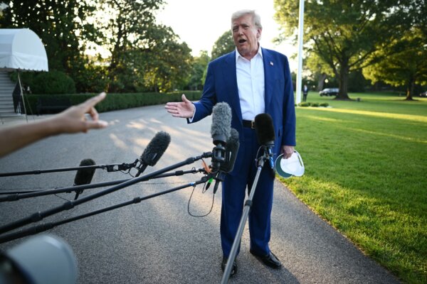 ▶ Trump Meets With Press Before Departing the White House (June 24)