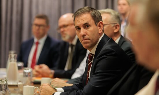 Treasurer Downplays Recession Fears After RBA Warns of Downturn Risk