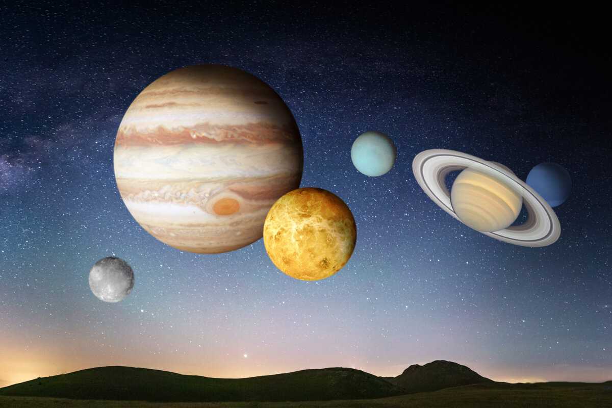 A stylized illustration of the "planet parade" that will take place on Aug. 12, 2025. (The Epoch Times/Shutterstock/Yevgen Belich/Artsiom P/viktorov.pro/NASA images/24K-Production/Fabio Lamanna)