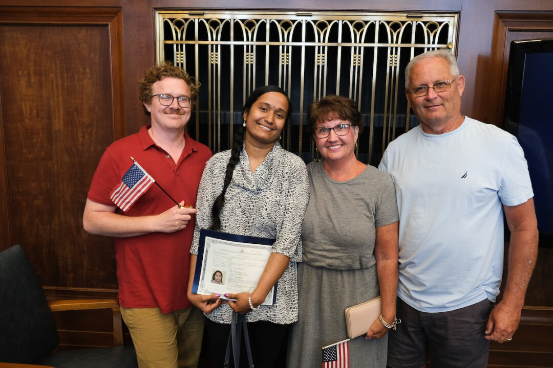 820,000 New Citizens Pledge Allegiance at US Naturalization Ceremony