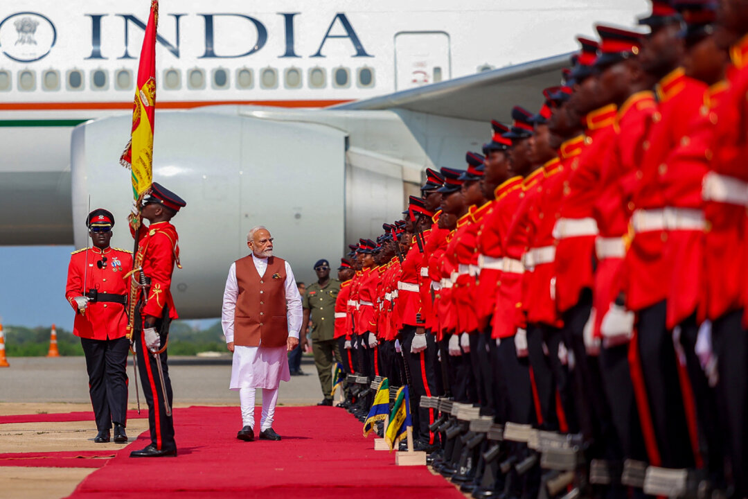Day in Photos: Narendra Modi Visits Ghana, SpaceX to Build Antennas in Switzerland, and Yellow-Eyed Penguins