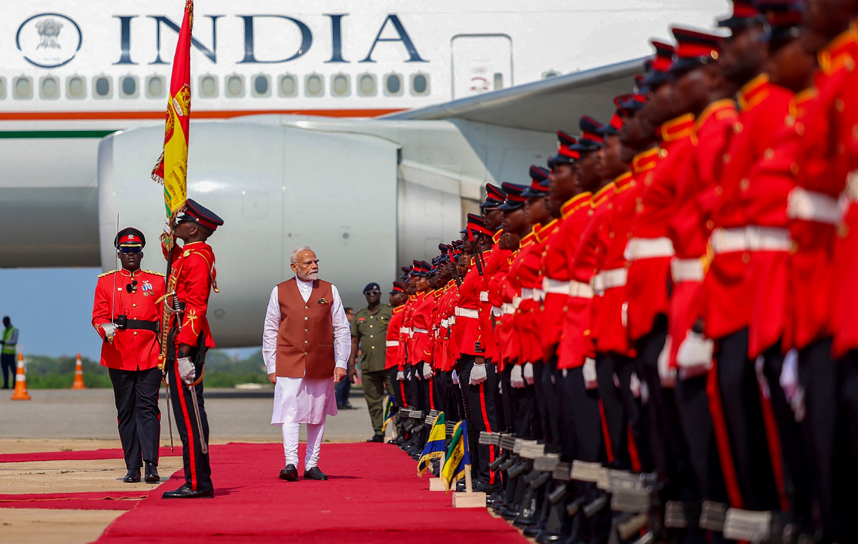 Day in Photos: Narendra Modi Visits Ghana, SpaceX to Build Antennas in Switzerland, and Yellow-Eyed Penguins