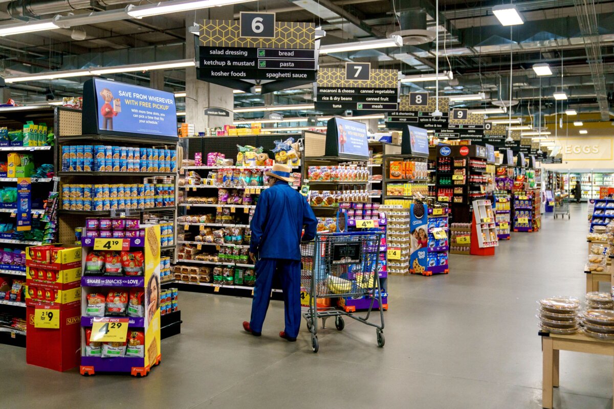 Shoppers in a Kroger supermarket in Atlanta, Ga., on Oct. 14, 2022. (Elijah Nouvelage/AFP via Getty Images)