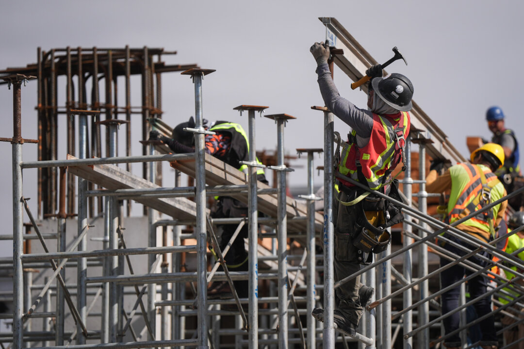 Canada Wage Growth Expected Amid Slowing Immigration, Tight Labour Market