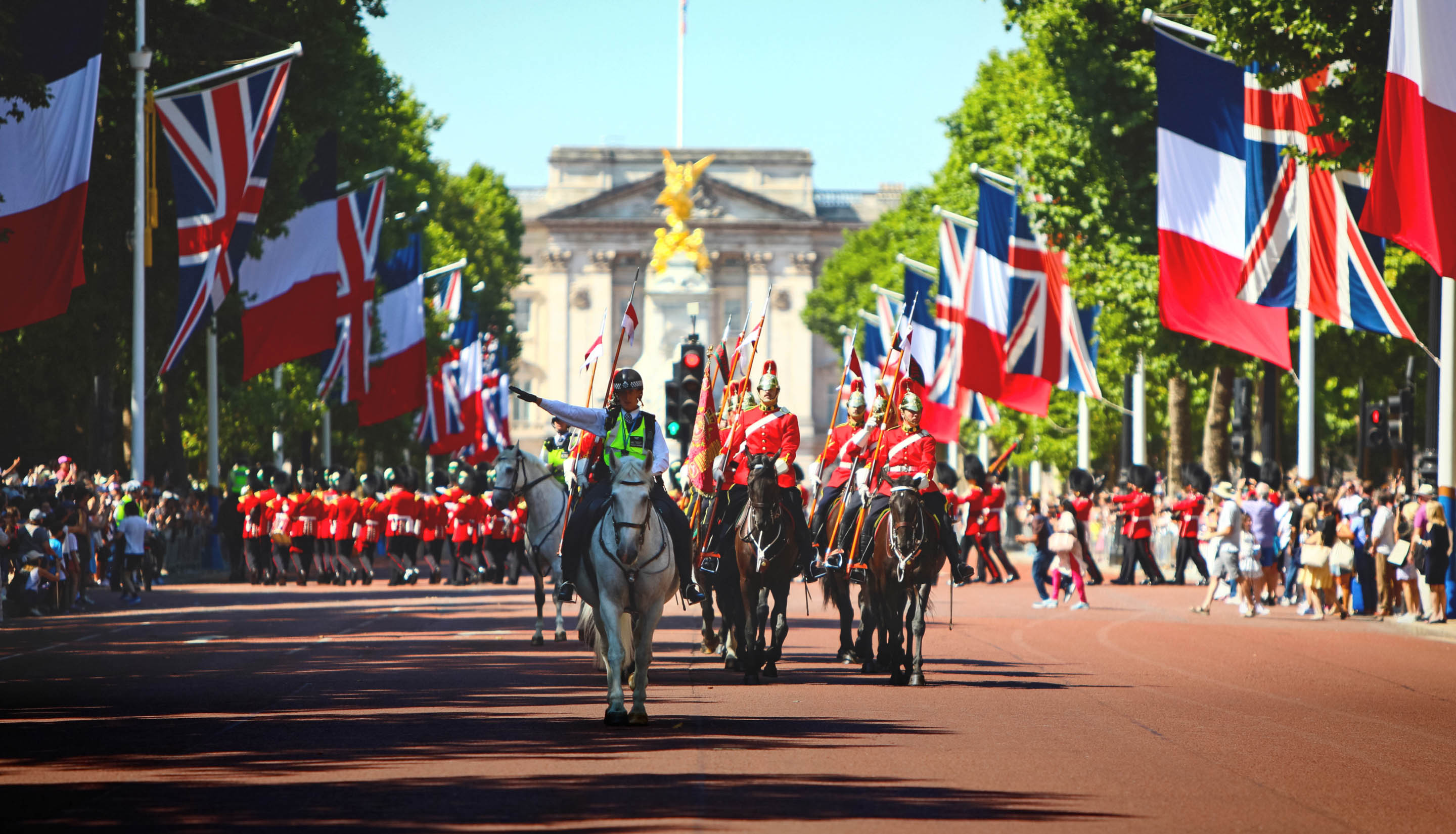 Day in Photos: Parade in England, Trump Travels to Texas, Commemoration in Bosnia