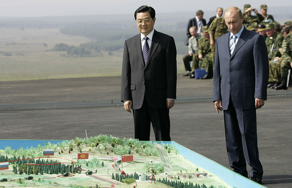 Then-Chinese leader Hu Jintao (L) and Russian President Vladimir Putin look at the map on the Chebarkul range prior to the Peace Mission 2007 counter-terrorism exercise of Shanghai Cooperation Organization in Chebarkul, on Aug. 17, 2007. (Maxim Marmur/AFP via Getty Images)