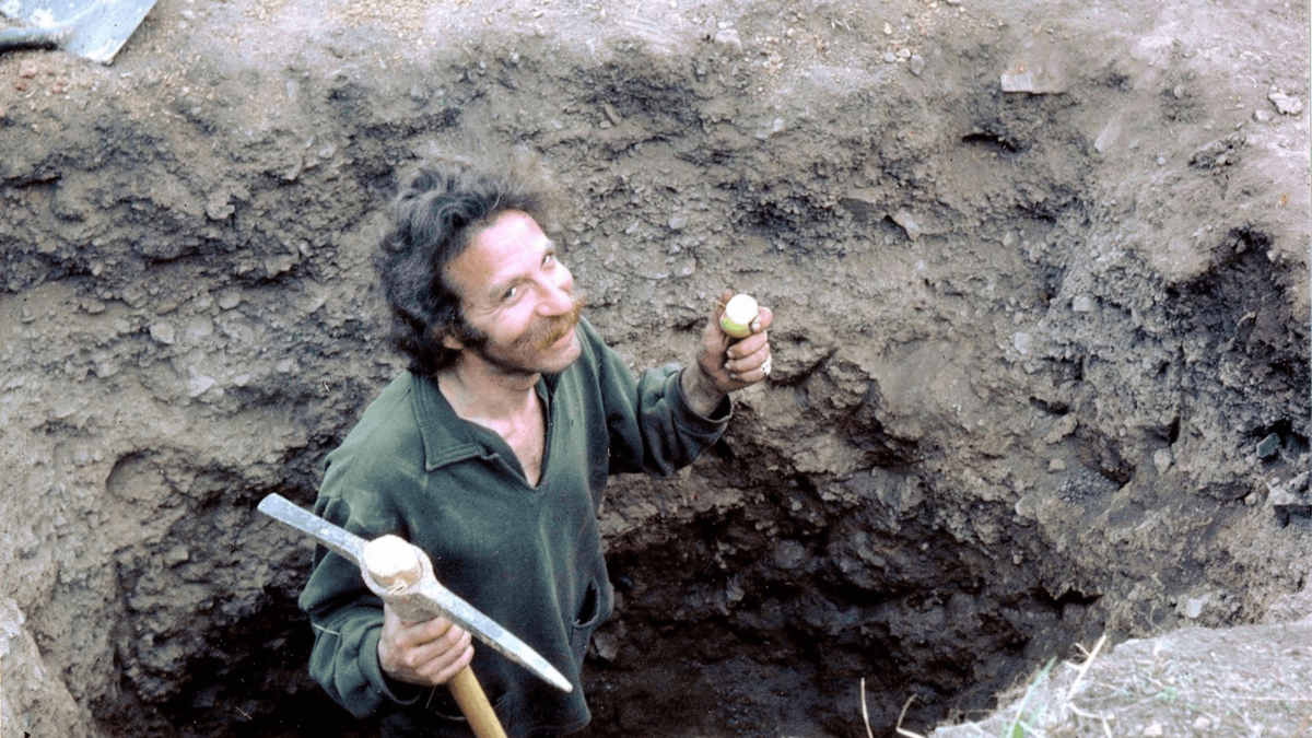 man with pick-axe in Commune