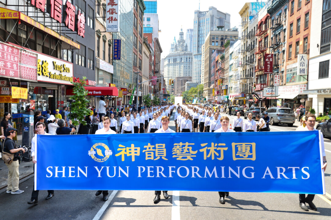 Hundreds of Shen Yun Artists March in New York, Warn of CCP’s Repression in America thumbnail