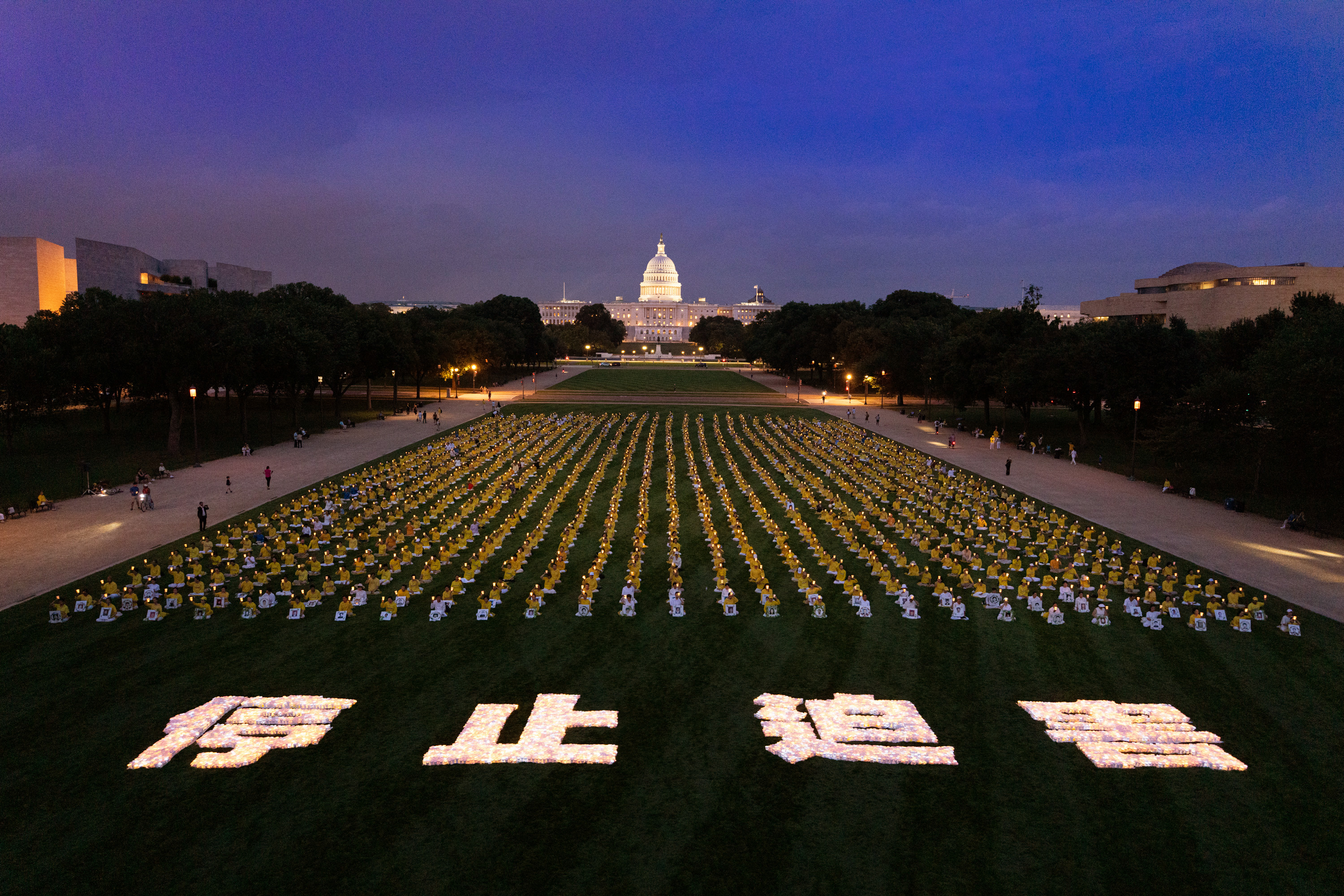 America in Photos: Remembering Persecution Victims, Funeral for Texas Sisters, and Largest Mars Rock