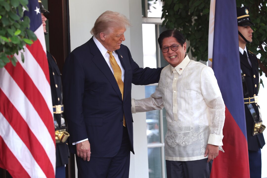 Philippine President Vows to Back US Intervention If China Invades Taiwan