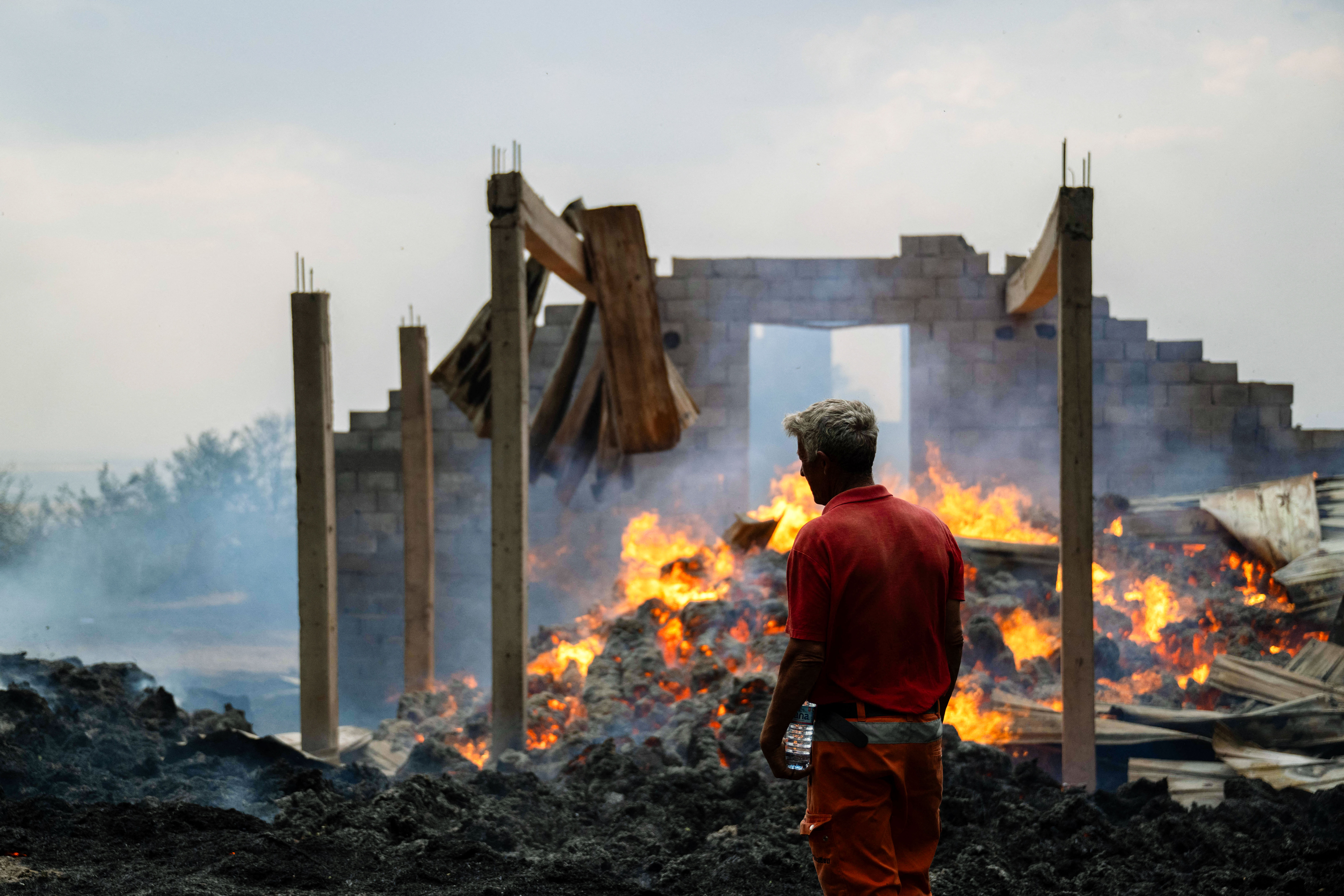 Day in Photos: Wildfires in Kosovo, Protests in Malaysia, and Tenochtitlan Anniversary