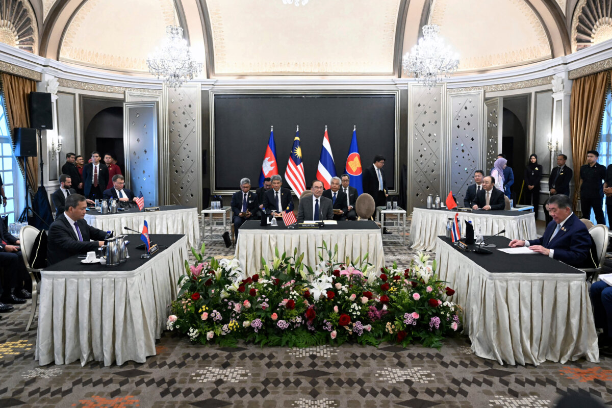 Malaysian Prime Minister Anwar Ibrahim (C) looks on as Cambodian Prime Minister Hun Manet (L) and Thai Acting Prime Minister Phumtham Wechayachai (R) take part in talks in Putrajaya, Malaysia, on July 28, 2025. (Mohd Rasfan/AP)
