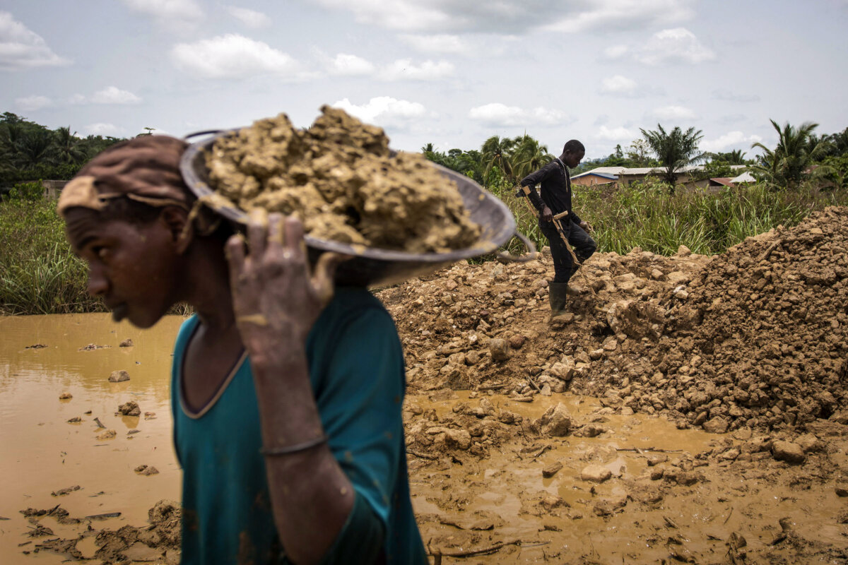 Illegal gold panners from Niger work in the Kibi area of southern Ghana on April 10, 2017. (Cristina Aldehuala/AFP via Getty Images)
