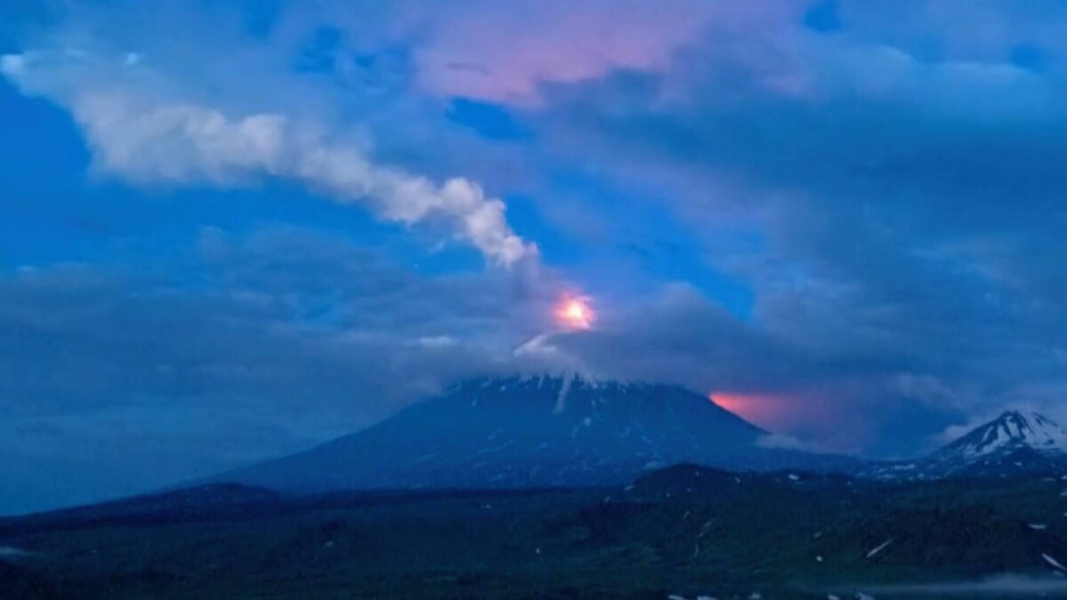 The Klyuchevskoi volcano erupts in Kamchatka, Russia, on Aug. 5, 2025. (Roman Melnik/Volcaniya Telegram channel via AP/Screenshot via NTD)