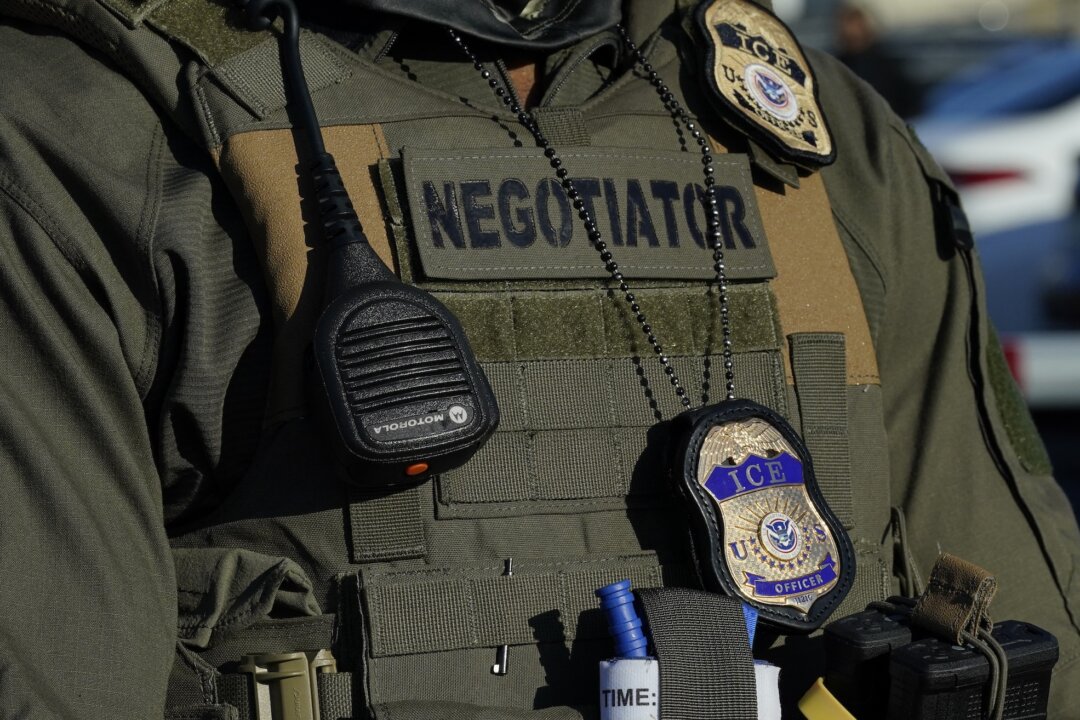 More Than 100,000 Americans Apply to Join ICE: DHS