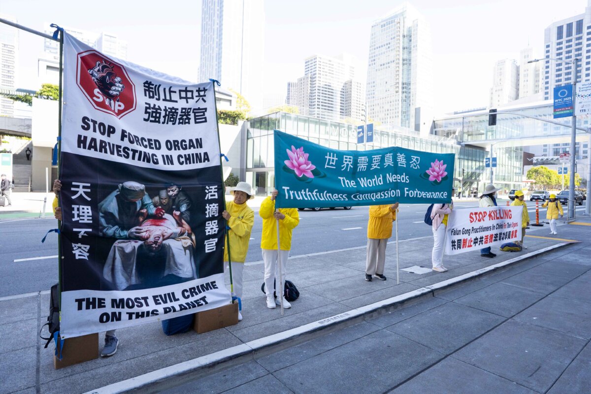 Falun Gong practitioners stand outside Moscone Center in San Francisco on Aug. 4, urging an end to forced organ harvesting in China. (Gary Wang/The Epoch Times)