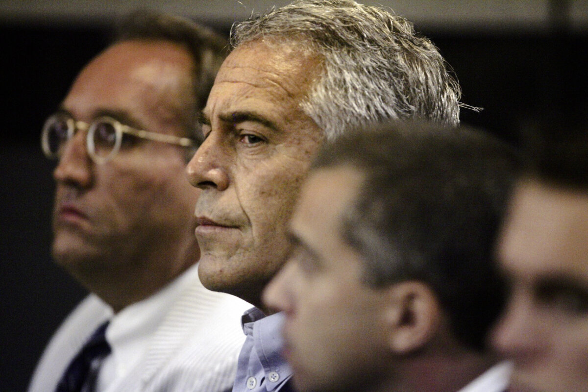 Jeffrey Epstein (C) appears in court in West Palm Beach, Fla., on July 30, 2008. (Uma Sanghvi/Palm Beach Post via AP)