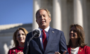 Texas Entra em Guerra Contra Harris County por Gastos com Imigrantes: O Que Está Acontecendo?