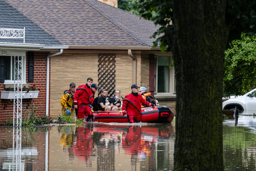 America in Photos: Flood in Wisconsin, Fire in California, and Astronauts Landing