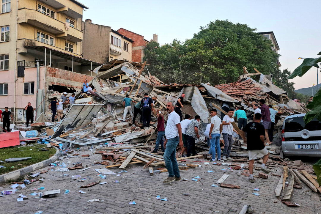 Magnitude 6.1 Earthquake Hits Turkey’s Balikesir Province, Killing 1 and Collapsing Buildings