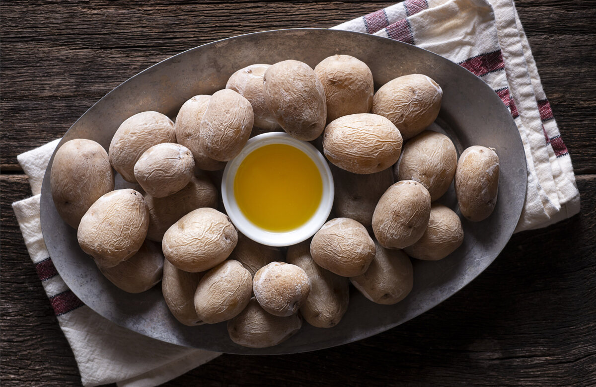 Syracuse salt potatoes have a thin, white, salty crust and perfectly creamy insides. (rudisill/Getty Images)