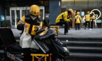 More Chinese Food Delivery Riders Report Bringing Children to Work Amid Sluggish Economy