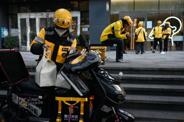 More Chinese Food Delivery Riders Report Bringing Children to Work Amid Sluggish Economy
