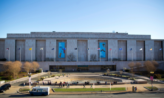 Trump Orders Signs Outside Smithsonian Museum to Warn of Inaccurate Exhibits