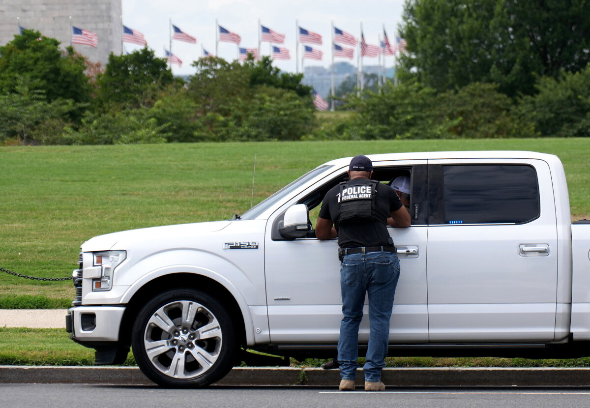 A federal agent assists U.S. Park Police with a traffic stop on the National Mall in Washington on Aug. 13, 2025. (Kevin Dietsch/Getty Images)