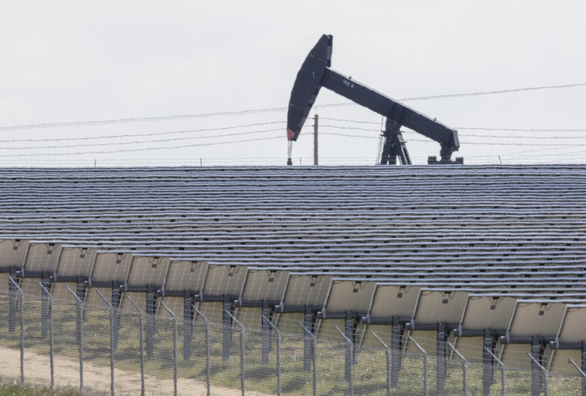 Solar panels help power up an oil field In Bakersfield, Calif., on March 21, 2025. (John Fredricks/The Epoch Times)