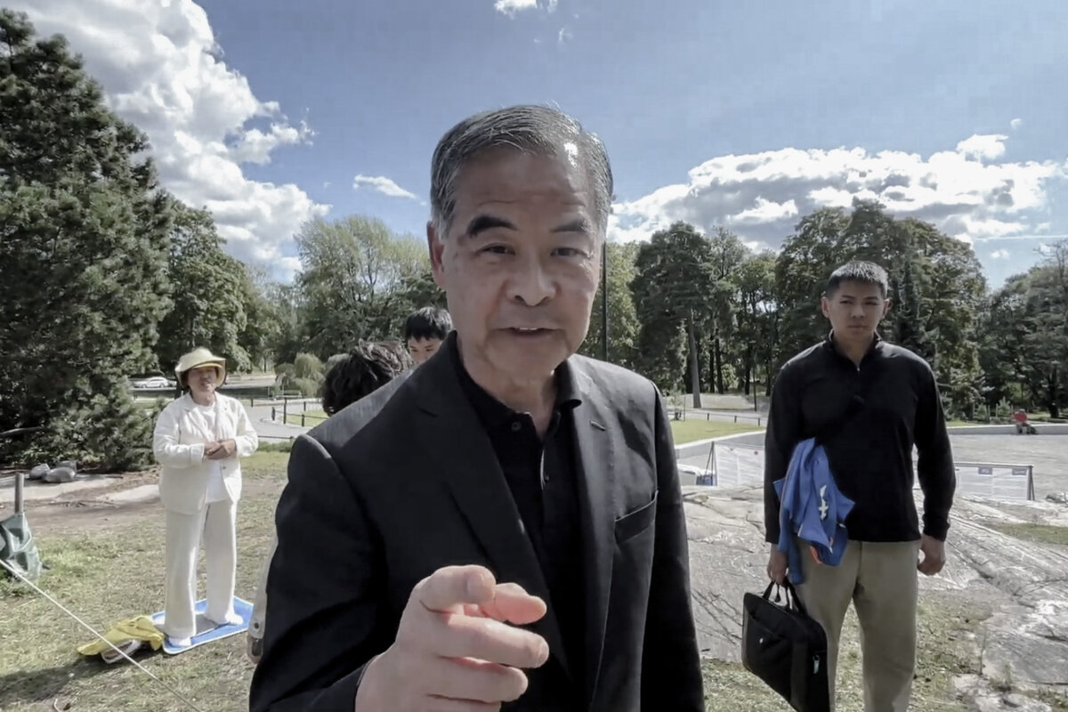 Leung Chun-ying, former Hong Kong chief executive, in a confrontational exchange with Falun Gong practitioners in Sibelius Park, Helsinki, on Aug. 13. (Courtesy of Helsinki Falun Gong practitioners)