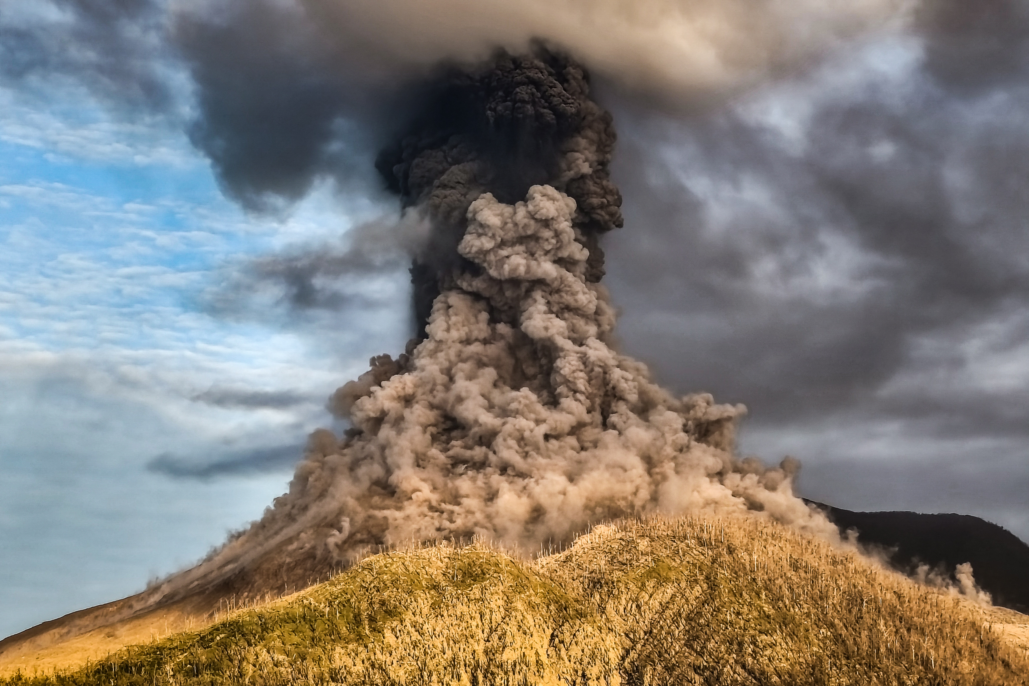 Day in Photos: Volcanic Eruption in Indonesia, Trump Meets Zelenskyy, and Pygmy Hippo